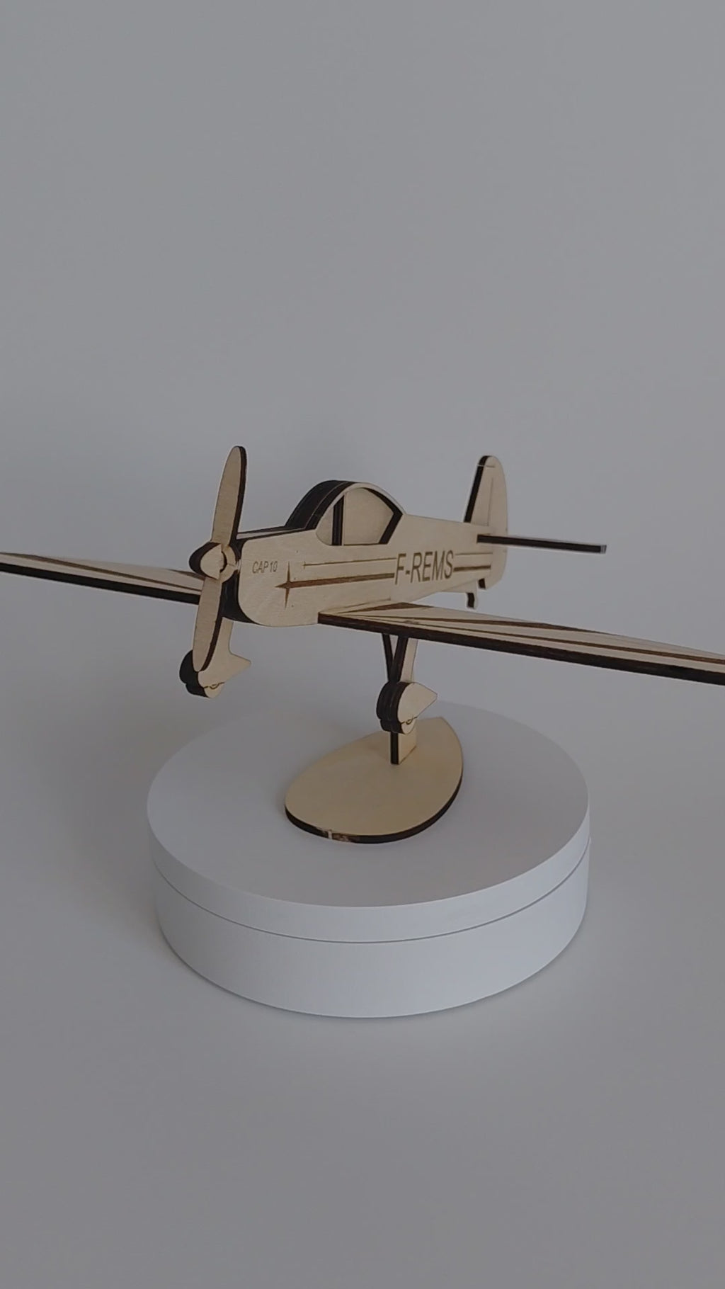 © CAP 10 en CTP découpé au laser