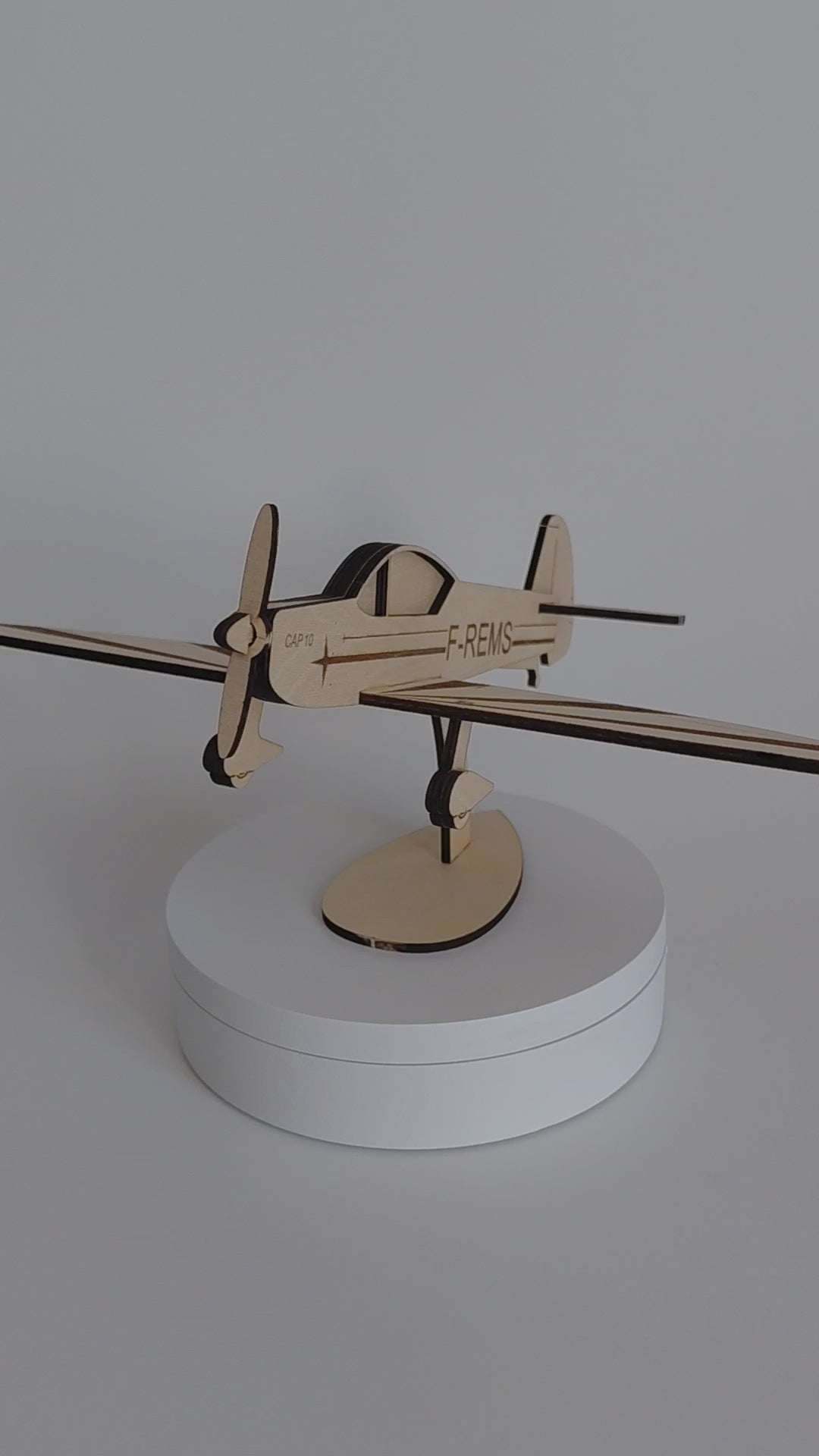 © CAP 10 en CTP découpé au laser